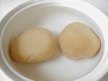 とち餅の作り方 昔から伝わる「栃の実」本来の風味を生かした「栃餅」