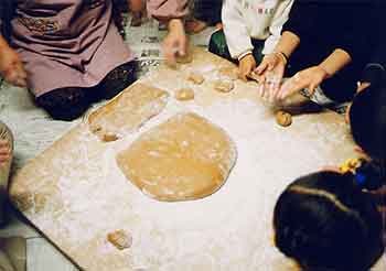とち餅の作り方 昔から伝わる「栃の実」本来の風味を生かした「栃餅」