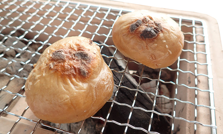 焼いて食べる「栃餅」です。